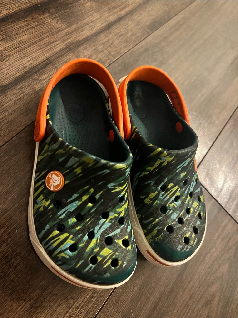 Crocs | C10/11 | Clog in Green Camouflage with Orange Trim